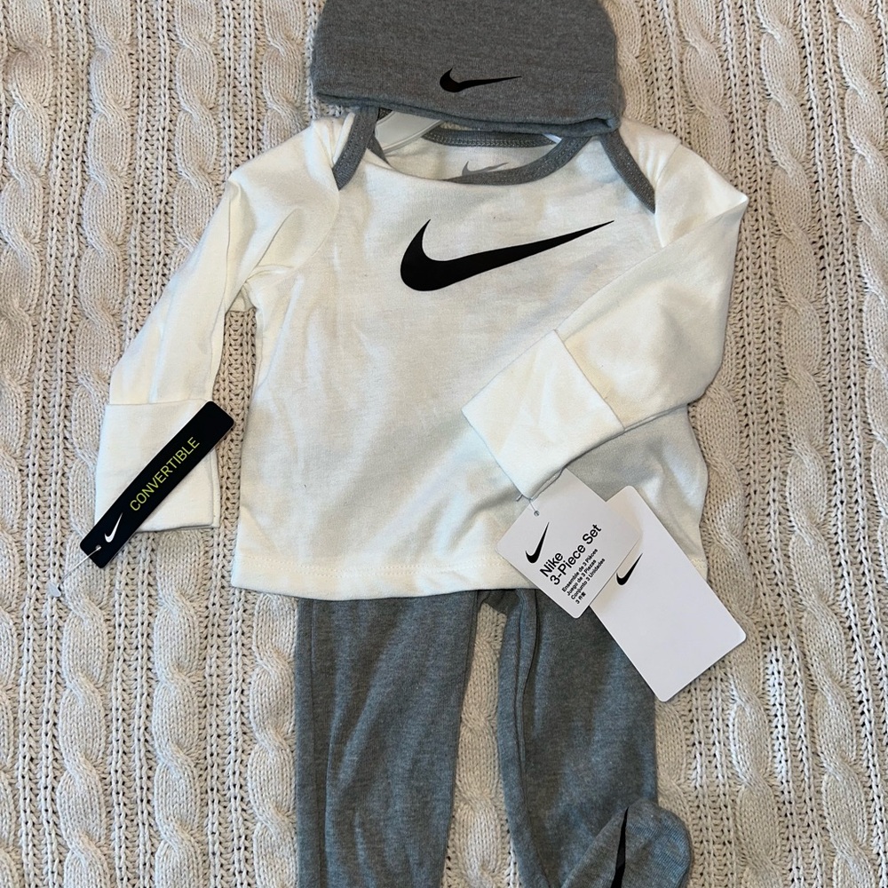 Nike Infant Set in White and Gray
